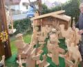 Bild: dob
Seine selbstgefertigte Holzkrippe wird von Jahr zu Jahr größer auf der Terrasse aufgebaut. Rudolf Götz lässt seinen schreinerischen Fähigkeiten freien Lauf bei der Gestaltung. Am Mittwoch feierte der agile Senior seinen 80. Geburtstag.