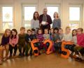 Bild: bey
Die Vorschulkinder, Kinderhausleiterin Iris Widmann (links) und Stellvertreterin Angelika Feige (rechts) überreichen dem Vorsitzender der Kinderkrebshilfe in der Region Oberpfalz-Nord, Herbert Putzer, eine Spende von 525 Euro.