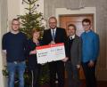 Bild: exb
Für Kinderhort-Leiterin Gabriele Ertl und ihr Team ist fast schon Weihnachten: Gemeinsam mit Stadtpfarrer Markus Schmid (Zweiter von rechts) erhalten sie von Landrat Andreas Meier einen Scheck für die Einrichtung.