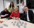 Bild: Stadt Amberg, Thomas Graml/exb
Oberbürgermeister Michael Cerny (rechts) übergibt Taschenaschenbecher an den Arbeitskreis Familie und Gesundheit mit seiner Vorsitzenden Karin Meixner-Nentwig