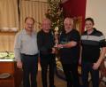Bild: gz
Der Vorsitzende Josef Kleber dankte Pokalspender Franz Berger und gratulierte Martin Forster zum Pokalsieg (von links). Dem Dank und der Gratulation schloss sich zweiter Vorsitzender Matthias Riedl an.