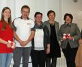 Bild: agr
Elisabeth Scheidler, Max Lang (Bereitschaft BRK), Christine Schmid, Elisabeth Blend (Frauenburd) Marianne Deml (Orgelbauverein) und Pfarrer Stefan Wagner zeigt das Bild (von links).