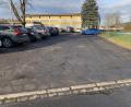 Bild: adj
Wie eine bessere Teststrecke für Stossdämpfer mutet der Parkplatz vor dem Sportgelände an. Jetzt soll er für 35000 Euro saniert werden. Der Gemeinderat gewährt dem Sportverein einen Zuschuss über 5000 Euro.