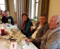 Bild: hzi
Pater Adrian Kugler (Zweiter von rechts) lauscht zusammen mit Annemarie Prüschenk-Wiesnet (links daneben) und den anderen Besuchern den Weihnachtsweisen.