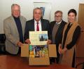 Bild: Dobmeier
Über 50 Pakete für Hilfsbedürftige freuen sich (von links): Helmuth Wächter, Oberbürgermeister Kurt Seggewiß, Wolfgang Holmeuer und Sabine Dippold.