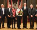 Bild: Weigl/Domspatzen 
Christine Lohse (Mitte) zusammen mit (von rechts): Peter Tezzele, Dompropst Franz Frühmorgen, Domkapellmeister Christian Heiß, Elternbeiratsvorsitzende Petra Pfaffenheuser, Domdekan Johann Neumüller und Ministerialbeauftragter Franz Xaver Huber.