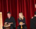 Bild: ads
Multi-Instrumentalist Helmut Kaiser (links) und Patti Sonnleitner (Mitte) aus Regensburg sorgten mit viel Fingerspitzengefühl auf diversen Instrumenten für die richtigen Klänge beim Märchenabend von Sabine Kreiner (rechts).