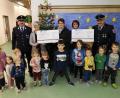 Bild: hir
Vorsitzender Hans Zeitler (rechts) und Kommandant Erhard Setzer (links) übergaben je 250 Euro an den Kindergarten St. Martin und die Kindergruppe des OGV Hohentreswitz. Dafür bedankten sich Kindergartenleiterin Gabi Schönberger (Zweite von rechts) mit einigen Kindern und Christa Irlbacher (Mitte) mit Nadine Maier (Zweite von links) vom Gartenbauverein Hohentreswitz.