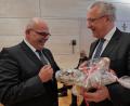 Bild: tr
Mit selbstgemachten Leckereien und hochprozentigem bedankte sich der Bürgermeister von Bad Neualbenreuth, Klaus Meyer bei Innenminister Joachim Herrmann, der ihm am freitag, den 13. die Ernennungsurkunde überreicht hatte..
