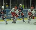 Bild: gb
Die Blue Devils verloren am Freitag gegen den Tabellenzweiten Deggendorfer SC unglücklich mit 4:5 nach Verlängerung.Hier lauern die Weidener Marco Pronath (links) und Chase Clayton (Zweiter von rechts) sowie die Deggendorfer Curtis Leinweber (rechts) und Jan Pietsch (Zweiter von links) auf die Scheibe.