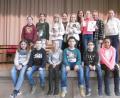 Bild: jzk
Von den 15 besten Vorlesern des sechs sechsten Klassen wurde Lucia Schäffler Schulsiegerin (letzte Reihe, Dritte von rechts), Emilia Müller zweite Schulsiegerin (letzte Reihe, Fünfte von links) und Franziska Kirschner dritte Schulsiegerin (letzte Reihe, Dritte von links).