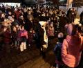 Bild: eig
Der Kirchenvorplatz ist voll, als die Kinder der Kindertagesstätte und das Christkindl den kleinen Markt eröffnen.