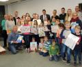 Bild: mor
Bürgermeister Edgar Knobloch und Zweite Bürgermeisterin Anita Stauber (hinten Mitte) gratulieren den Kindern und Jugendlichen, die mit ihren Bildern den Kalender „Grafenwöhr 2020“ gestalteten.