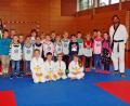 Bild: sön
Rektorin Christine Kölbl (links) mit der Klasse 2a nach der Taekwondo-Schnupperstunde mit Trainer Manfred Dotzler-Brenner (rechts) und seinem Team Hanna, Andreas, Florian und Lilit (vorne von links).