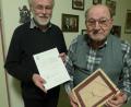 Bild: mng
Ein seltenes Ereignis, wenn jemand für 60 Jahre Mitgliedschaft geehrt wird. Stadtpfarrer Edmund Prechtl überreicht Heribert Schmitt (rechts) im Namen des Landesverbandes Bayerischer Krippenfreunde die Erinnerungsurkunde nebst einem kleinen Präsent.