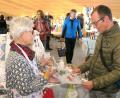 Bild: Hirsch
Marianne Zisler (links) präsentierte beim Bauernmarkt ihre handgefertigten Taschen, Kissen und Schürzen.
