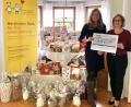 Bild: u
Die Weihnachtsspende der UBH-GROUP in Höhe von 1000 Euro geht heuer an die Selbsthilfegruppe krebskranker Kinder Amberg-Sulzbach. Zur Übergabe des Spendenschecks besuchte HR-Leiterin Hazel Davidson (links) die SHG-Vorsitzende Petra Waldhauser (rechts) in deren Privathaus in Hirschau. Sie hatte dort die Weihnachtsgeschenke schon dekorativ aufgebaut.