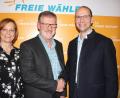 Bild: kro
Einstimmig wurde Johann Wurm (mitte) zum Bürgermeisterkandidaten der Freien Wähler gewählt. Darüber freuen sich auch seine Ehefrau Maria und Landratskandidat Ely Eibisch, der als Wahlleiter fungierte.