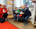Bild: bph
Mit der Leiterin Elfriede Jauernig (links) freuen sich zwei Sprößlinge gleichermaßen und sind hellauf begeistert vom neuen "Tonie-Angebot" der Pfarrbücherei St. Johannes.