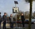 Bild: dob
Verkehrserzieher Jakob Stahl (links) freut sich am allermeisten über die Neuanschaffung des Vereins "Bürger und Polizei - Partner für Sicherheit", die mit einem Solarpanel den nötigen Akkuwechsel am Temposys abschafft. Erster Polizeihauptkommissar Martin Zehent (Zweiter von links) und Vereinsvorsitzender und Bürgermeister Andreas Wutzlhofer (rechts) ermöglichten den Kauf. Grundschulhausmeister Thomas Beierl (Zweiter von rechts) kümmerte sich um die Elektroinstallation.