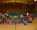 Bild: exb
Der Nikolaus besucht das Purzelvolk der DJK. Als Dank für die Geschenke zeigen die Kinder ihm ihre Turnkünste.