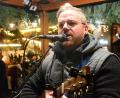 Bild: Kunz
Ben Stone spielt auf dem Weidener Christkindlmarkt Pop-Klassiker.