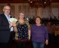 Bild: bey
Herbert Putzer, Vorsitzender der Kinderkrebshilfe in der Region Oberpfalz-Nord (links) und Schriftführerin Helene Rolle (rechts) sind dankbar über die Spende von Edeltraut Höhne und ihrem Stammtisch "Edeltraut" in Höhe von 1.100 Euro.