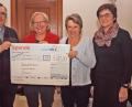 Bild: sön
Monika Auer und Christine Hecke (von rechts) vom Leiterteam des Katholischen Frauenbundes überreichten gemeinsam mit der Pfarrer Pater Slawomir Niemczewski an Marianne Gutwein (von links) vom Sozialdienst katholischer Frauen in Amberg einen Spendenscheck über 500 Euro.