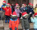Bild: fpoz
Die Kleinen des Kinderhauses Sankt Sebastian stimmten bei der Eröffnung vor der Kirche musikalisch auf die Veranstaltung ein: Mit ihren roten Weihnachtsmützen waren die Mädchen und Buben ein echter Hingucker. Manch einem rutschte während des Auftritts die Mütze weit ins Gesicht.