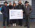 Bild: wro
10 000 Euro in Form eines symbolischen Schecks - ausgestellt auf die Mitterteicher Tafel - überbrachten Klaus Kupke (links) und Wolfgang Gropengießer (Zweiter von rechts) im Namen der Stiftland-Rotarier. Dankeschön dafür sagten Karl Haberkorn (Zweiter von links), Gerhart Höhn (rechts) und Nicole Fürst (Mitte).