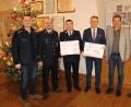 Bild: M. Streich, Stadt Tirschenreuth/exb
Engagiert für das Allgemeinwohl: (von links) Peter Götzl, Kommandant Matthias Haulena, Dirtter FFW-Vorsitzender Paulus Mehler, Franz Stahl, Horst Heider und Zweiter FFW-Vorsitzender Rainer Burkhard.