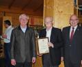 Bild: enz
BBürgermeister Klaus Meyer (rechts) und der Werkleiter des Sibyllenbades, Gerhard Geiger (links) gratulieren Professor Wolfgang Grunewald. 	Bild: enz