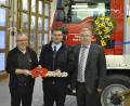 Bild: wfw 
Offizielle Schlüsselübergabe durch Bürgermeister Sepp Reindl (rechts) an die Kommandanten Michael Werner (Mitte) und Karl Hottner.