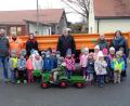 Bild: exb
Bürgermeister Josef Schmidkonz (Mitte) freut sich über den neuen Tandemanhänger, die Kinder des Kinderhauses „Dorfpiraten“ freuen sich über den Spielzeugtraktor mit Anhänger.