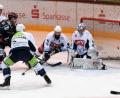 Bild: Hans-Jürgen Ziegler
Der Anfang vom Ende für die Blue Devils beim 0:6 in Rosenheim: Alexander Höller (Zweiter von links) schießt in der zwölften Minute zum 1:0 für die Starbulls ein. Die Weidener Marco Pronath, Marco Habermann, Barry Noe und Goalie Daniel Filimonow (von links) können den Treffer nicht verhindern. Rechts der Rosenheimer Michael Baindl.