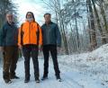 Bild: Portner
Stabwechsel im Staatswald bei Wildstein: Ingo Greim (links) vom Forstbetrieb Flossenbürg stellt mit Försterin Christina Bösl die neue Leiterin des Forstreviers Pullenried vor. Walter Ostermayr verabschiedet sich in die Altersteilzeit.