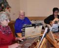 Bild: rgr
Die Adventsfeier des Katholischen Frauenbunds für Senioren begleitet "D'Saitenmusik Vierstädtedreieck" mit weihnachtlichen Liedern. .
