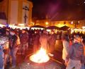 Bild: hme
Vor der Neudorfer Kirche, auf dem Dorfplatz, spielt sich die 22. Dorfweihnacht ab.