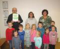 Bild: exb
Pfarrer Anton Witt hält das Zertifikat, das der Kindergarten St. Hedwig zum dritten Mal bekommen hat. Mit im Bild Leiterin Regina Schiffmann und Kerstin Pflaum (von rechts) sowie einige Kinder.
