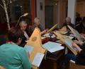 Bild: dob
Zur Adventfeier im Walter-Siegert-Caritasheim spielt die Veeh-Harfen-Gruppe aus Moosbach auf.