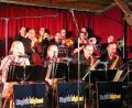 Bild: stg
Ruhig und bombastisch - die Blechbläser der "King-Size Big-Band" um Markus König (vorne, Zweiter von rechts) können beides. Das beweisen sie bei der "Swinging Christmas Show" in Trabitz.