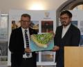 Bild: mfh
Bürgermeister Michael Göth erhält den ersten druckfrischen Oberpfalz-Kalender Christoph Aschenbrenner, dem Geschäftsführer des Vereins Oberpfalz Marketing.