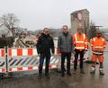 Von den Fortschritten des Gehwegs in der Sigraser Straße überzeugen sich (von links) Georg Rumpler (Renner Consult), Bürgermeister Hans-Jürgen Strehl, Daniel Utz und Franz Klement (Hans Braun GmbH).
