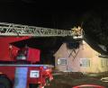 Bild: Gustl Beer
Die Feuerwehr Altenstadt rückt in der Nacht zum Sonntag zu einem Brand auf dem ehemaligen Gelände von Beyer & Co. aus.