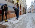 Bild: AMB
Die Eigentümer stehen in der Pflicht. Egal ob Schnee oder Eis: Von 7 bis 20 Uhr müssen die Wege begehbar sein. Nur am Wochenende und an Feiertagen greift diese Regelung erst um 8 Uhr. Einmal schippen und streuen reicht da oft nicht aus.