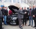 Bild: Bühner
Schlüsselübergabe für den Mercedes-Maybach. Mit dabei (von rechts) Centerleiter Matthias Stecher und Verkaufsleiter Michael Götz vom Autohaus Widmann, Bürgermeister Jens Meyer und Schulleiter Josef Weilhammer.
