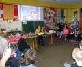 Bild: kal
Vor ihren Zuhörern aus der 4c und der 5a der Kümmersbrucker Schule las Autorin Waltraud Lang aus ihrem Buch „Das Seidenband“.