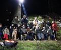 Bild: Hannelore Stielper
Die Darsteller bei der Waldweihnacht im Eiselbachtal: stehend, von rechts Erzählerin Hannelore Stielper, Maria (Celina Übelacker), Josef (Maurice Übelacker), Engel (Julia Pirner), Hirten (Eva Tuchbreiter, Heinz Übelacker, Stephan Sperber); sitzend Luisa Sebald, Emely Sebald, Mia Friedrich, Anne Wild, Melissa Simmel, Mika Weidinger, Linda Wild, Sophie Sebald, Louis Müller, Maximilian Übelacker.