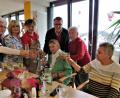 Bild: ubb
Bürgermeister Franz Stahl stieß mit der Jubiarin (vorne Mitte) auf ihren 90. Geburtstag an. Ihre Mitbewohnerinnen im Seniorenheim Haus Ziegelanger sowie Altenpflegerin Ingrid (Zweite von links.) und Conny aus der Hauswirtschaftsabteilung (Dritte von links) feierten mit.
