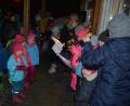 Bild: jr
Die Flötengruppe stimmte die Besucher auf die besinnliche Zeit ein, ehe sich das dritte Adventsschaufenster auf dem Großbüchlberger Campingplatz öffnete.